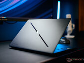 Jogador magro impressiona com laptop RTX 5070 Ti - Análise do Asus ROG Zephyrus G16 2025
